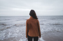 Κοπέλα με γυρισμένη πλάτη κοιτάζει τη θάλασσα