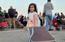 Κοριτσάκι με τη βαλίτσα του ανά χείρας εγκαταλείπει το Σουδάν