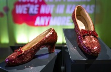 ΗΠΑ: Ένας 76χρονος θα δικαστεί κατηγορούμενος ότι έκλεψε τα γοβάκια που φορούσε η Τζούντι Γκάρλαντ στον «Μάγο του Οζ» - Στα 3,5 εκατομμύρια δολάρια η αξία τους.