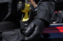 Αυστραλία: Η αστυνομία χρησιμοποίησε τέιζερ εναντίον μιας 95χρονης γυναίκας σε οίκο ευγηρίας - Δίνει μάχη για τη ζωή της.