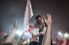 Από τον Καμμένο στον Κασιδιάρη δύο τσιγάρα δρόμος