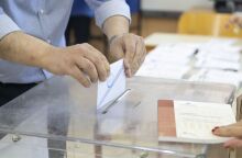 Εθνικές εκλογές - Ψηφοφόρος ρίχνει στην κάλπη την ψήφο του