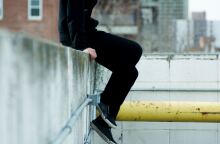 Πόδια εφήβου σε πεζούλι