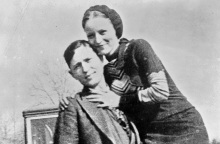 Σαν σήμερα 23 Μαΐου: Το 1934 σκοτώνονται οι διαβόητοι παράνομοι Μπόνι και Κλάιντ σε ενέδρα της αστυνομίας - Η εγκληματική δράση τους συντάραξε την Αμερική. 