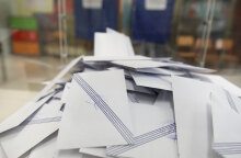 Στιγμιότυπο από την εκλογική διαδικασία σε εκλογικό τμήμα της Αθήνας, Κυριακή 21 Μαΐου 2023