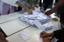 Ψηφοδέλτια κατά την καταμέτρηση μετά την ολοκλήρωση της εκλογική διαδικασίας