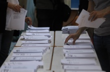 Ψηφοδέλτια των κομμάτων παραταγμένα σε θρανίο εκλογικού κέντρου