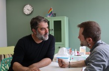 Ο Βασίλης Μπισμπίκης, ο Γιώργος Καραμίχος και ο Σπύρος Χατζηαγγελάκης εξετάζονται για HIV - Έστειλαν το μήνυμα ότι η εξέταση είναι κάτι απλό όσο και ουσιώδες.