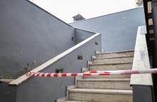 Βαρβάκειος: Τα αίτια θανάτου της 50χρονης που φέρει τραύματα με μαχαίρι στον λαιμό - Στους κύκλους των τοξικοεξαρτημένων στρέφονται οι έρευνες της αστυνομίας.