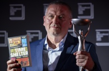 Booker Prize 2023: Νικητής ο Βούλγαρος συγγραφέας Γκεόργκι Γκοσποντίνοφ με το «Χρονοκαταφύγιο» - Το μυθιστόρημα κυκλοφορεί στα ελληνικά από τις εκδόσεις Ίκαρος.