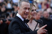 76ο Φεστιβάλ Καννών: Η στιγμή εκνευρισμού του Τομ Χανκς με εργαζόμενο της διοργάνωσης και η επεξηγηματική ανάρτηση της Ρίτα Γουίλσον.