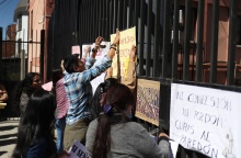 Διαμαρτυρία έξω από την Καθολική Εκκλησία της Βολιβίας μετά τις αποκαλύψεις για παιδοφιλία