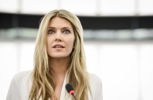 Εύα Καϊλή - Qatargate: Αφαιρείται το ηλεκτρονικό βραχιολάκι - Απαλλάχθηκε από το καθεστώς ηλεκτρονικής επιτήρησης και θα είναι ελεύθερη με περιοριστικούς όρους.