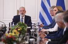 Ο Ιωάννης Σαρμάς και υπηρεσιακοί υπουργοί στην πρώτη συνεδρίαση του Υπουργικού Συμβουλίου