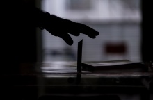 Χέρι ρίχνει ψηφοδέλτιο σε κάλπη