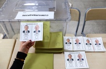 Ψηφοδέλτια στα εκλογικά κέντρα όπου καλούνται να προσέλθουν για να ψηφίσουν εκατομμύρια Τούρκοι