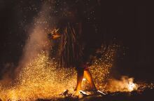 Άτομο φαίνεται να περπατά σε φωτιές - Εικόνα που παραπέμπει σε μαγεία