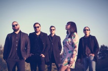 Ο κιθαρίστας των Sugar For The Pill, Ηλίας Κωστακόπουλος, απαντά σε 33 ερωτήσεις για την Αθήνα.