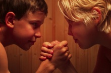 «Αγόρια στο ντους»: Μετά τον θόρυβο που ξέσπασε με την προβολή της ταινίας σε δημοτικό σχολείο, η Ευρωπαϊκή Ένωση Παιδικού Κινηματογράφου παρεμβαίνει.