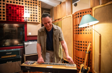 Επίσκεψη στο Paraktio Studio: Ο ιδιοκτήτης του στούντιο, ηχολήπτης και μουσικός παραγωγός, Γιώργος Σιμάτος, μιλά για τη διαδικασία ηχογράφησης, την παραγωγή και την ολοκλήρωση ενός άλμπουμ.