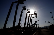 Γερανοί στην ναυπηγοεπισκευαστική ζώνη Περάματος