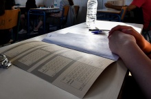 Υποψήφιος των Πανελληνίων Εξετάσεων πάνω από το τετράδιο απαντήσεων