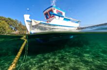 Βάρκα δεμένη σε λιμανάκι