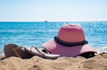 Σαγιονάρες και καπέλο σε παραλία