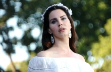 Η Λάνα Ντελ Ρέι και ο πατέρας της κυκλοφόρησαν νέο τραγούδι - Στη δημοσιότητα το «Lost at Sea», από το άλμπουμ που κάνει παγκόσμια πρεμιέρα στις 9 Ιουνίου.