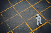 Άτομο με στολή προστασίας από πανδημία σε άδειο δρόμο