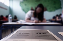 Υποψήφιοι των Πανελληνίων σε εξεταστικό κέντρο - Στο προσκήνιο το τετράδιο απαντήσεων με το έτος των εξετάσεων