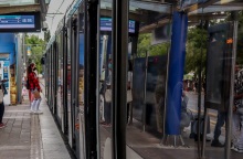 Τροποποιήσεις στα δρομολόγια του Τραμ το Σάββατο λόγω του 1ου Νυχτερινού Αγώνα Δρόμου Νέας Σμύρνης: Τι θα ισχύσει στις μετακινήσεις από τις 20:00 έως τις 23:00.