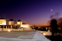 Μύκονος: Έφοδος της ΕΛ.ΑΣ. σε πάρτι σε βίλα στο βόρειο τμήμα του νησιού - Πέντε συλλήψεις για ναρκωτικά και διατάραξη κοινής ησυχίας.