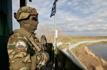 Έβρος: Σύσκεψη στο Μέγαρο Μαξίμου υπό τον πρωθυπουργό Ιωάννη Σαρμά για το ζήτημα της διακίνησης μεταναστών σε νησίδες - Σε εγρήγορση οι ελληνικές αρχές.