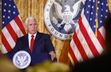 ΗΠΑ: Ο πρώην αντιπρόεδρος Μάικ Πενς κατέθεσε σήμερα την υποψηφιότητά του για το χρίσμα των Ρεπουμπλικάνων - Το προφίλ του συντηρητικού Ευαγγελιστή.