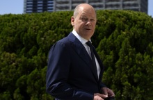 Γερμανία: Ο καγκελάριος Όλαφ Σολτς απαντά αγανακτισμένος σε ομάδα πολιτών που φώναζε συνθήματα εναντίον της πολιτικής του για την Ουκρανία.