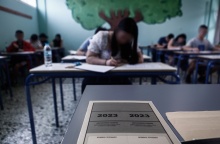 Πανελλήνιες Εξετάσεις 2023: Υποψήφια στο θρανίο της αναμένει τα θέματα 