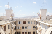 «Athens' Polykatoikias 1930-1975»: Το βιβλίο - λεύκωμα για τις πολυκατοικίες της Αθήνας από τον φωτογράφο Δημήτρη Κλεάνθη και τον αρχιτέκτονα Kilian Schmitz-Hübsch.