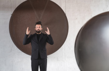 Ο Κωνσταντίνος Ρήγος στο Ίδρυμα Takis με μια περφόρμανς εμπνευσμένη από το έργο του διάσημου εικαστικού