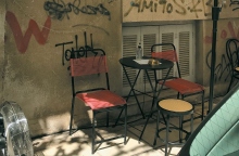 Τραπεζάκια σε ασυνήθιστες θέσεις σε δημόσιους χώρους 