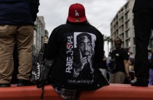 Τούπακ Σακούρ: Aπέκτησε το δικό του αστέρι στο Χόλιγουντ - Είναι το 2.758ο στη Λεωφόρο της Δόξας - Ο επιδραστικός ράπερ δολοφονήθηκε το 1996, σε ηλικία 25 ετών.