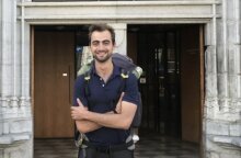 Αυτός είναι ο ήρωας με το σακίδιο που αντιμετώπισε τον δράστη στην παιδική χαρά στη Γαλλία