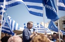 Ο Κυριάκος Μητσοτάκης μαζί με φίλους της ΝΔ που κρατούν σημαίες της Ελλάδας και του κόμματος