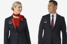 Αυστραλία: Η αεροπορική εταιρεία Qantas καταργεί τις στολές με βάση το φύλο - Η νέα γραμμή ακολουθεί τα αιτήματα των συνδικάτων.