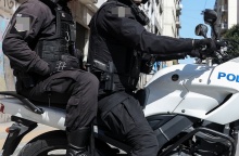 Αστυνομικοί πάνω σε μηχανή της ΕΛ.ΑΣ.