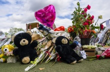 Λουλούδια, μπαλόνια και αρκουδάκια στην παιδική χαρά όπου καταγράφηκε η επίθεση με μαχαίρι στην πόλη Ανεσίν της Γαλλίας