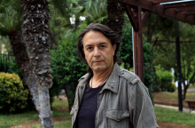 Γιάννης Κότσιρας - Συνέντευξη: Ο τραγουδιστής μιλάει για τη μουσική, τη ζωή, την πολιτική και την εποχή μας, πριν τη συναυλία του στο Βεάκειο Θέατρο Πειραιά, την Τρίτη 13 Ιουνίου.