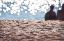 Ακροθαλασσιά στο βάθος διακρίνονται δύο λουόμενοι