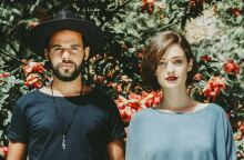 Άνδρας και Γυναίκα κοιτάζουν στον φακό