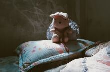 Αρκουδάκι στο μαξιλάρι παιδιού 